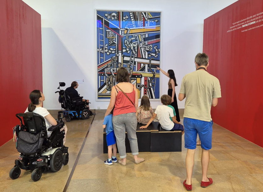 visite guidée devant l'oeuvre "Les constructeurs" de Fernand Léger