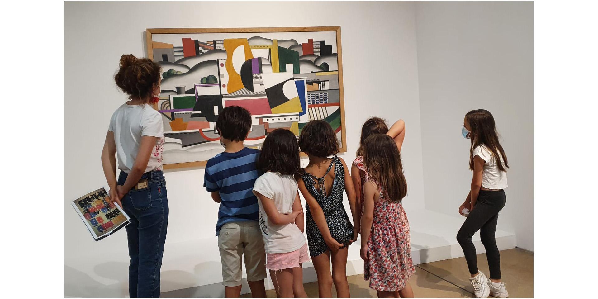 visite guidée jeune public au musée Fernand Léger, devant Le Grand remorqueur (1923). Photo : musée national Fernand Léger, Biot / DR (c) ADAGP, 2021, Paris.
