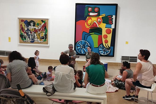 séance bébés lecteurs, musée Fernand Léger, Karel Appel, Le Cycliste, 1969, Huile sur toile et bois peint en relief,ADAGP, Paris, 2024