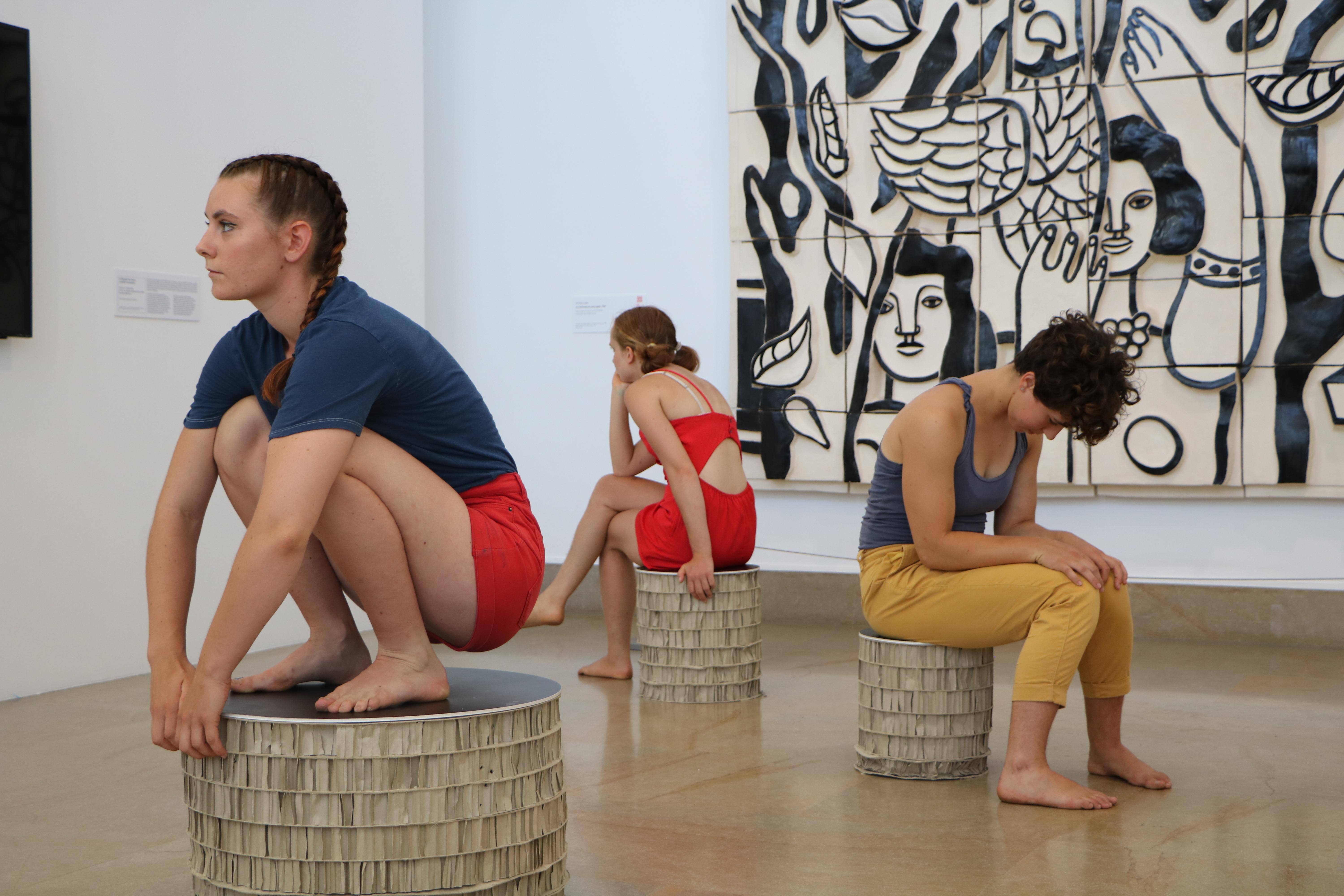 Artistes de cirque assis sur différents plots au musée national Fernand Léger 