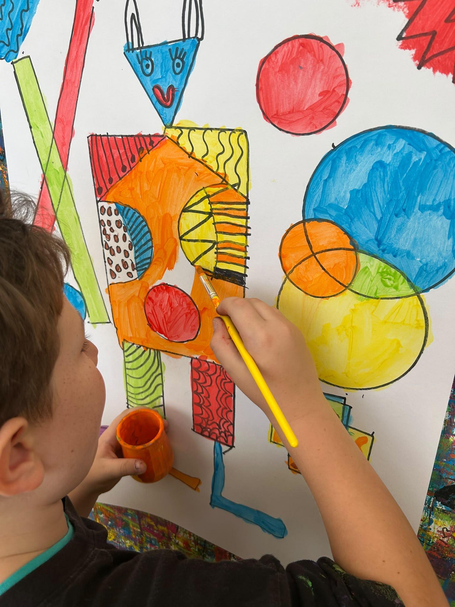 Visuel d'un atelier créatif à Léger - enfant dessinant un monstre coloré
