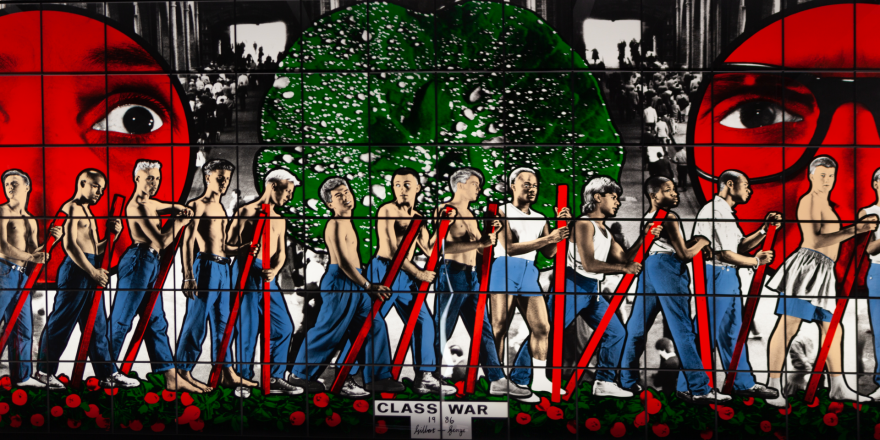 Gilbert & George, "CLASS WAR", panneau central du triptyque "CLASS WAR, MILITANT, GATEWAY", 1986. Panneau seul, 363 x 1010 cm. Vue de l'œuvre dans l'exposition "Gilbert & George. Images d'utopie" au musée national Fernand Léger, Biot. © Fondation Louis Vuitton, Paris. Photo : © Gilles Ehrentrant