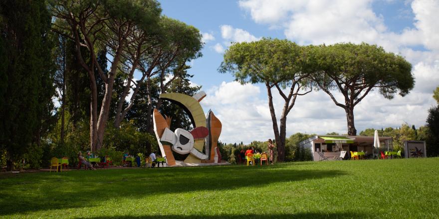 Vue du parc du musée national Fernand Léger, Biot. Photo : © Gilles Ehrentrant. © ADAGP, Paris, 2020.