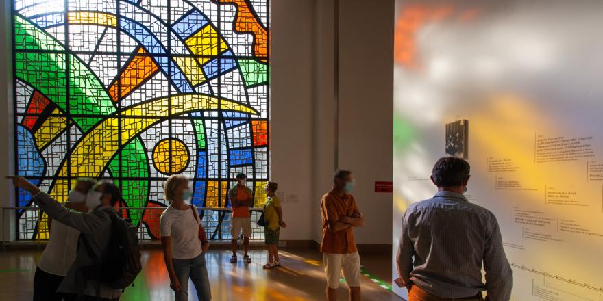 Musée national Fernand Léger, public devant le vitrail du musée. © Photo: musées nationaux du XXe siècle des Alpes-Maritimes / Gilles Ehrentrant, 2021. 