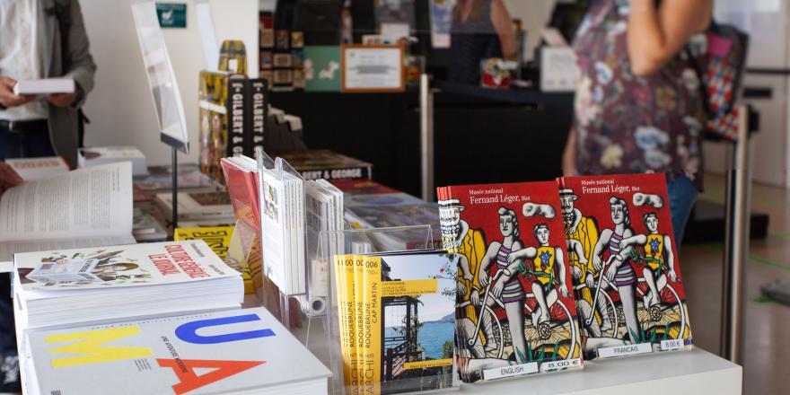 boutique musee Léger catalogues public floute