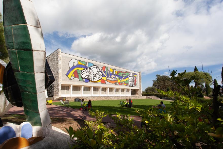 Façade principale du musée national Fernand Léger, vue depuis le Jardin d'enfants (détail), à Biot. © Photo : musées nationaux du XXe siècle des Alpes-Maritimes / Gilles Ehrentrant © ADAGP, Paris, 2021