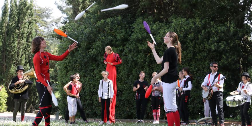 Circus party, jongleurs, musée Fernand Léger, Biot (c) Photo : Marie Meister, 2022