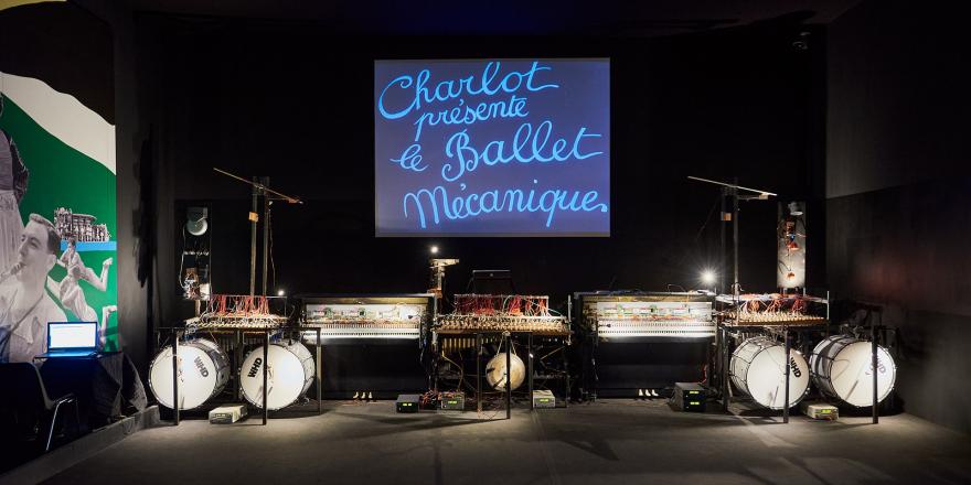 Vue de l'exposition Léger et le cinéma : vue de l'Ensemble mécanique (2019), création musicale de Windfried Ritsch, et projection du film Ballet mécanique de Fernand Léger et Dudley Murphy (1924). Biot, musée national Fernand Léger. Photo : musées nationaux du XXe siècle des Alpes-Martitimes / Anthony Lanneretonne. Courtesy de Windfired Ritsch © Adagp, Paris, 2022.