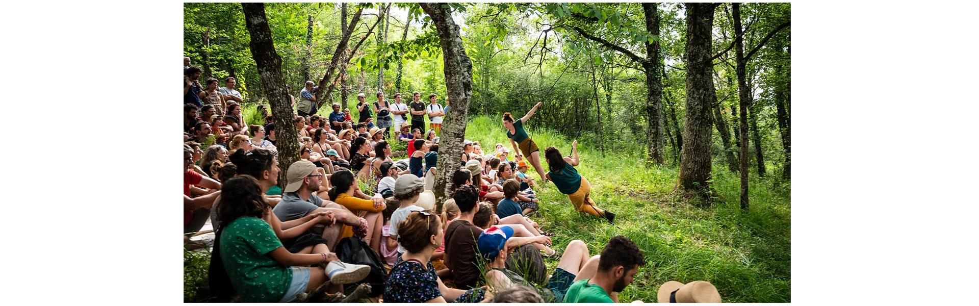 Cirque, Les Canardes boiteuses, spectacle, A trois on y va. Carrousel. Photo (c) DR, 2025
