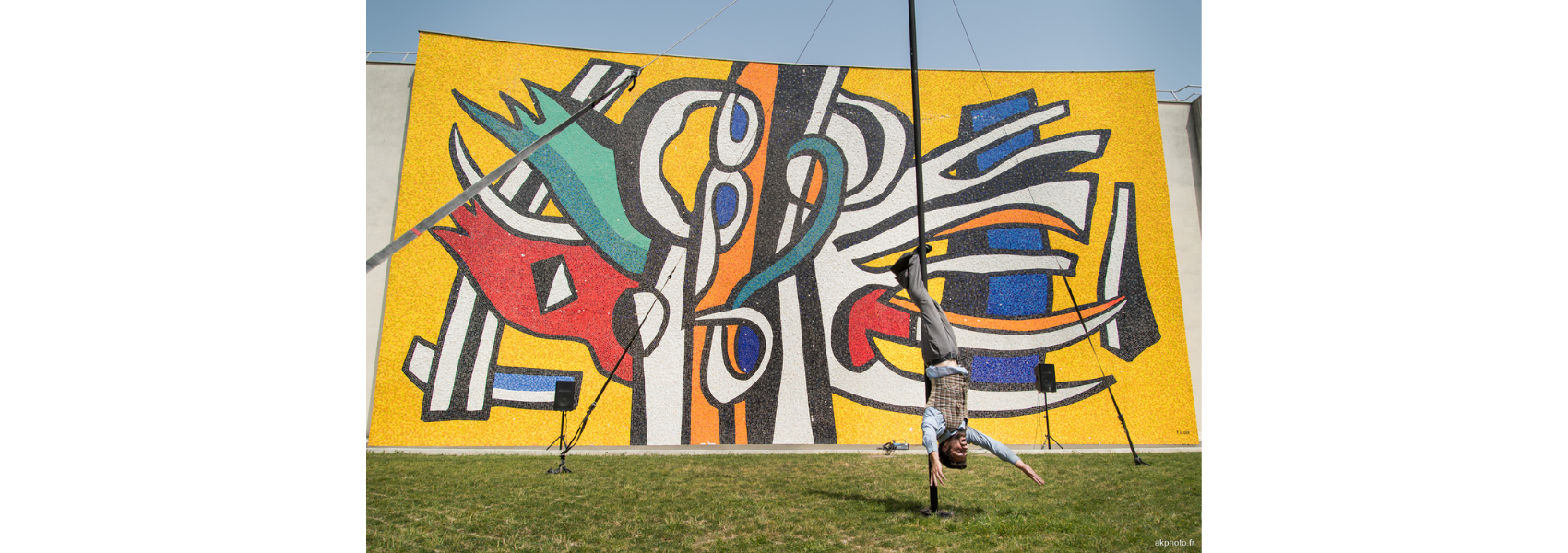 Visuel d'un artiste de cirque sur un mât chinois au musée Fernand Léger5