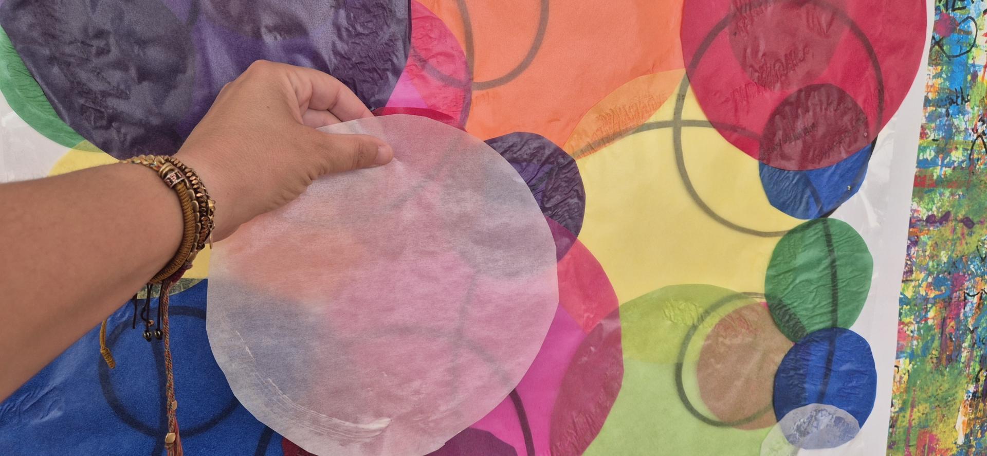 Visuel où apparaissent des formes rondes sur fond coloré pour les ateliers créatifs au Musée Léger