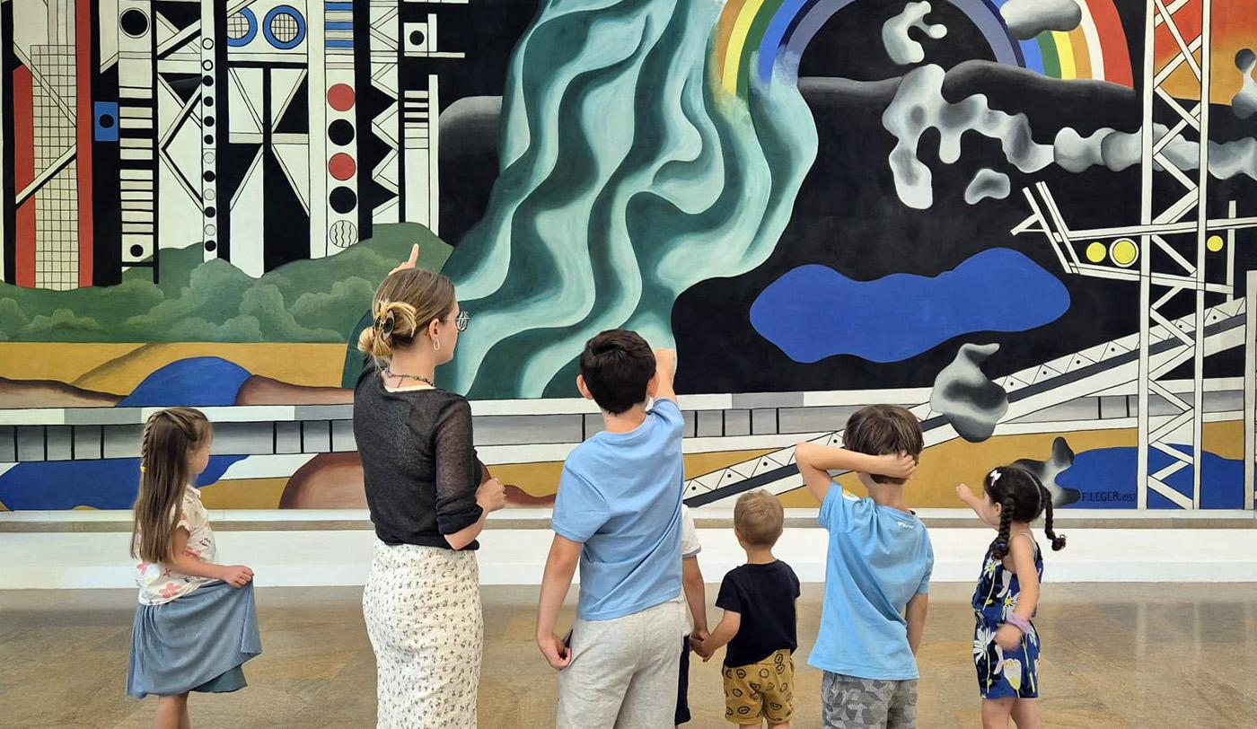 Photo d'une visite créative au Musée Fernand Léger devant le Transport des forces