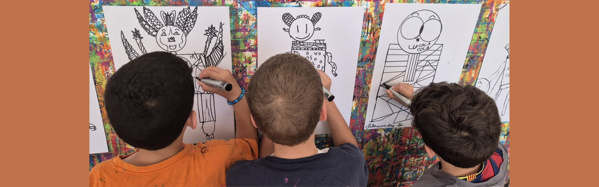 Visuel montrant trois enfants dessinant des personnages et des costumes liés au monde du ballet