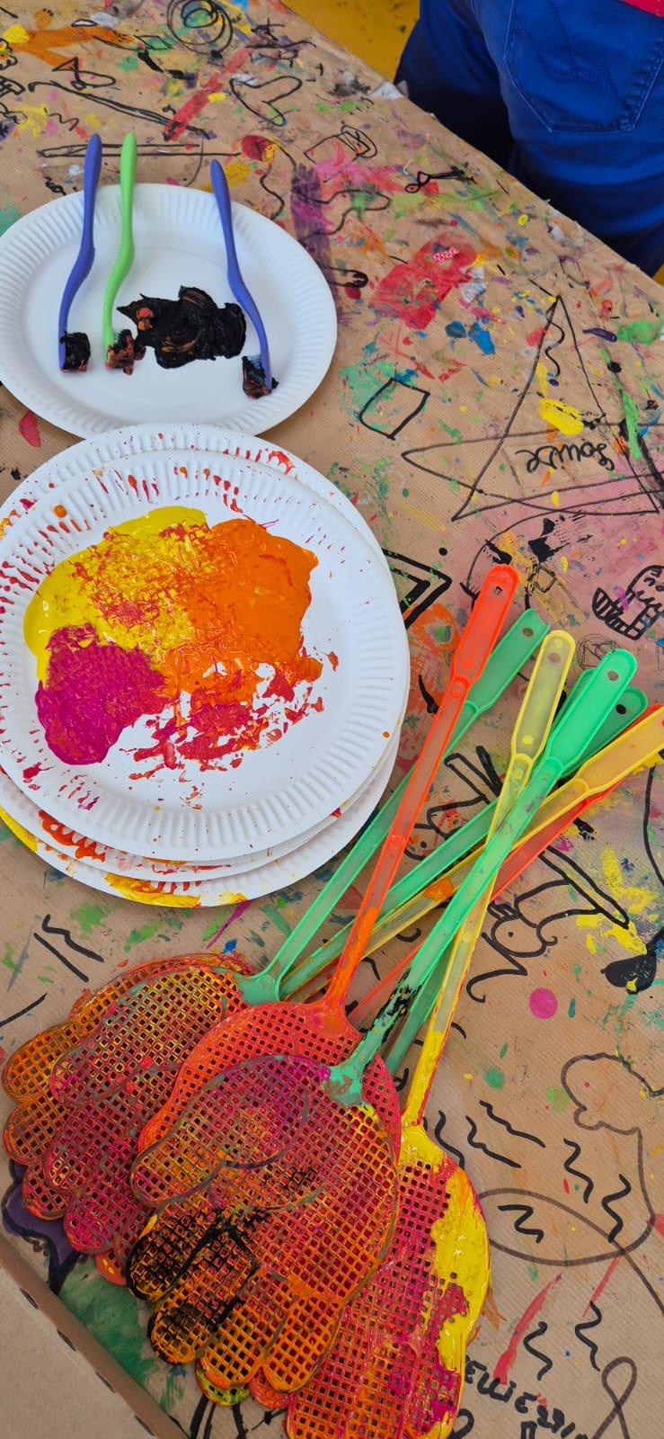 Visuel d'un atelier créatif à Léger montrant des assiettes en papier remplie de gouaches colorées