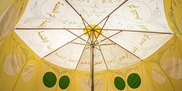 Mounira El Solh, "Mina El Shourouk ila Al Fahmah" (détail), parasol, tente brodée, 3.5 x 3.5 m, 2019. Courtesy de l'artiste et de la Sfeir-Semler Gallery (Beyrouth, Liban). Photo (c) : Eleonora Strano, 2020