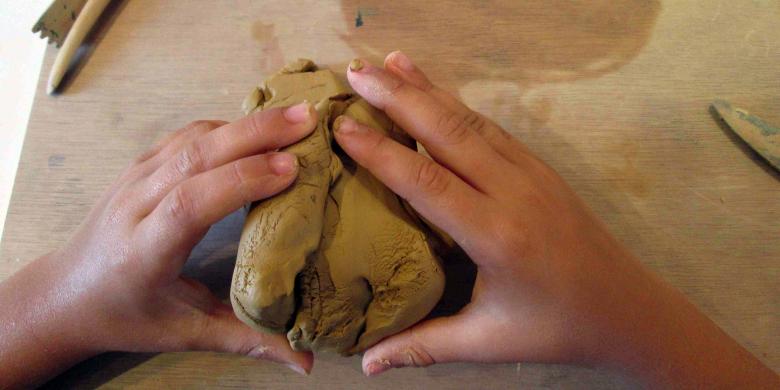 modelage, mains, enfant, musée de la Céramique, Vallauris, 2024