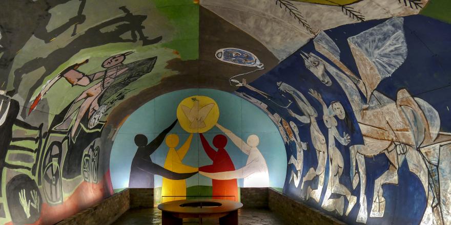 Pablo Picasso, "La Guerre", "La Paix" et "Les Quatre parties du monde", huile sur bois, isorel, Musée national Pablo Picasso, La Guerre et la Paix, Vallauris. Photo : DR/ musées nationaux du XXe siècle des Alpes-Maritimes (c) ADAGP, Paris, 2020.