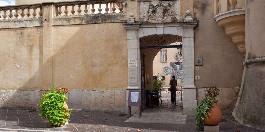 Entrée du musée national Pablo Picasso, Vallauris. Photo : musées nationaux du XXe siècle des Alpes-Maritimes / Gilles Ehrentrant, 2021