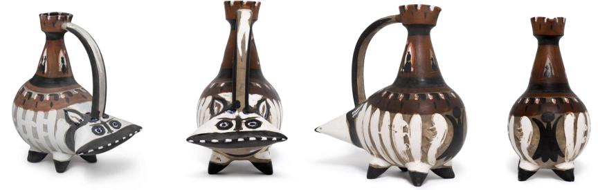 Vue sous 4 angles différents d'une cruche zoomorphe, en forme tarasque, céramique de couleur marron, blanche et noire, réalisée par Pablo Picasso (1954).